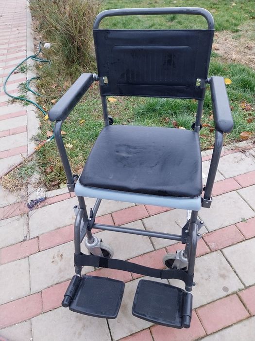 Vand scaun cu rotile