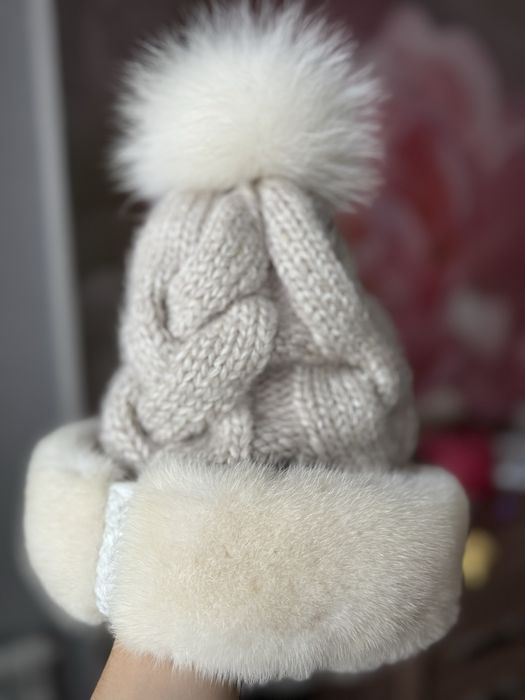 Продам шапку вязаную с отделкой из норки и бубоном из песца