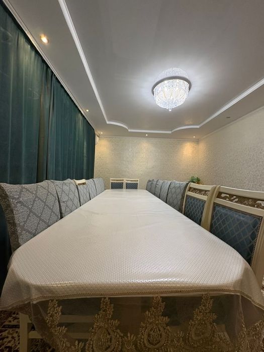 Продается раздвижной стол с 16 стульями.