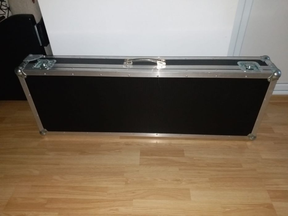 Vând case cu role  Korg PA4X 76