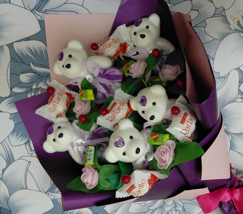 Новые букеты из мишек и рафаелло