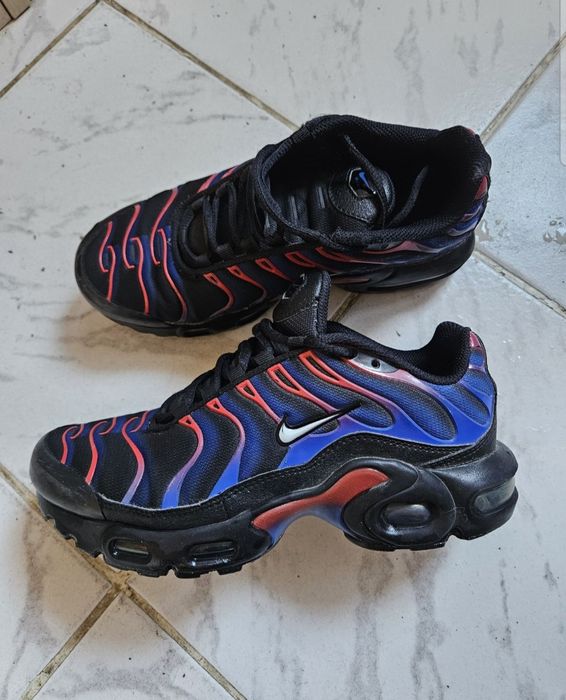 Спортни обувки Nike Air Max Plus, известни с разцветката Spider-Man която се отличава с черно, синьо и червено No 35.5 Като нови