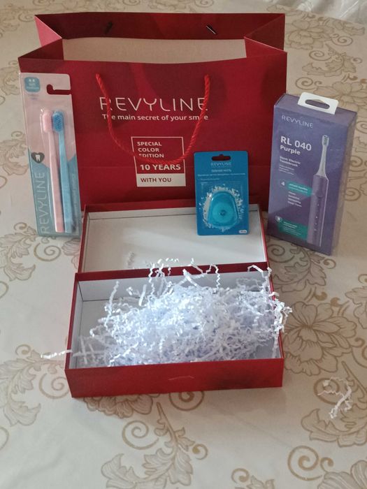 Электрическая зубная щётка Revyline RL 040 отличный подарок жёнам