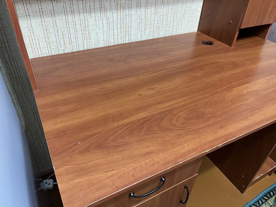 Продается стол срочно