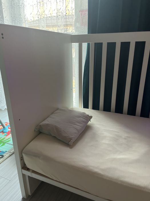 Patut bebe alb din lemn masiv