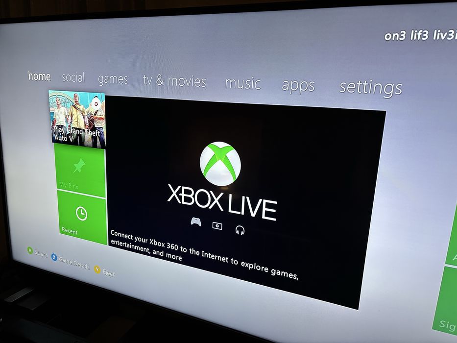 Xbox 360 alb + controler wireless + dock Venom + GTA V