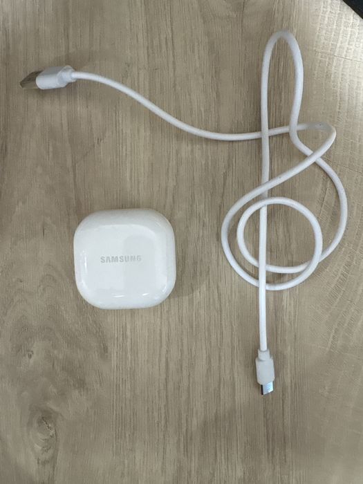 Продавам слушалки Samsung Galaxy Buds 2