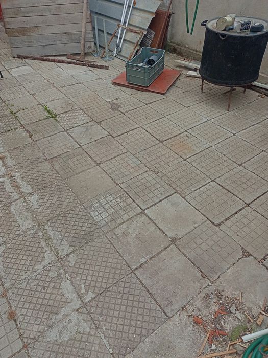 Продавам тротоарни плочки 30*30 от старото време