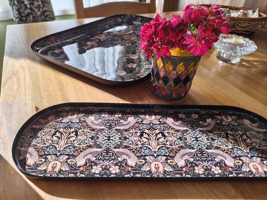 Комплект метални подноси с ефектна  ретро шарка с цветя и птици