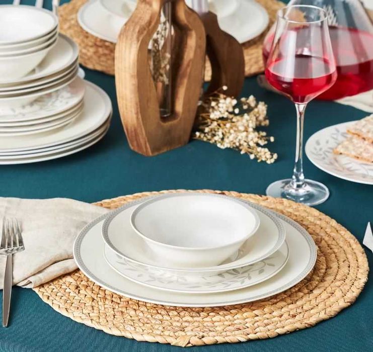 Порцелановият сервиз за хранене Karaca Roseanne Gold от 24 части