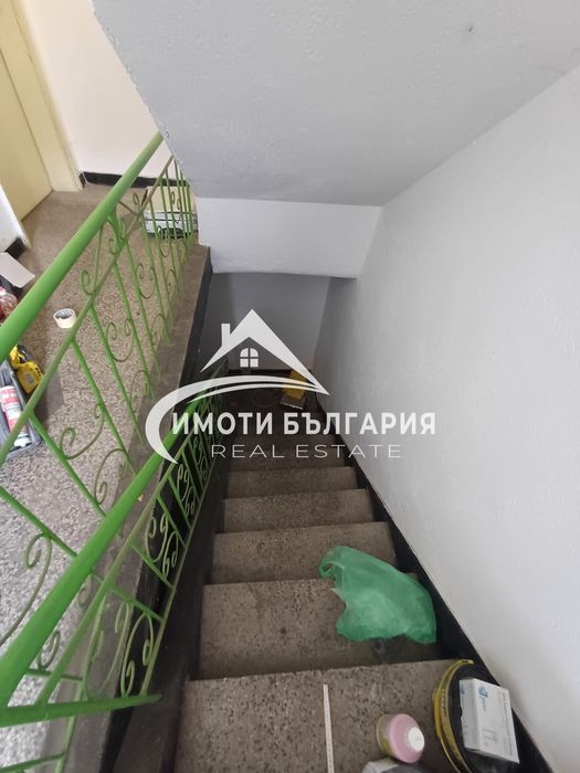 Къща на 2 ет.в гр.Карлово с гараж