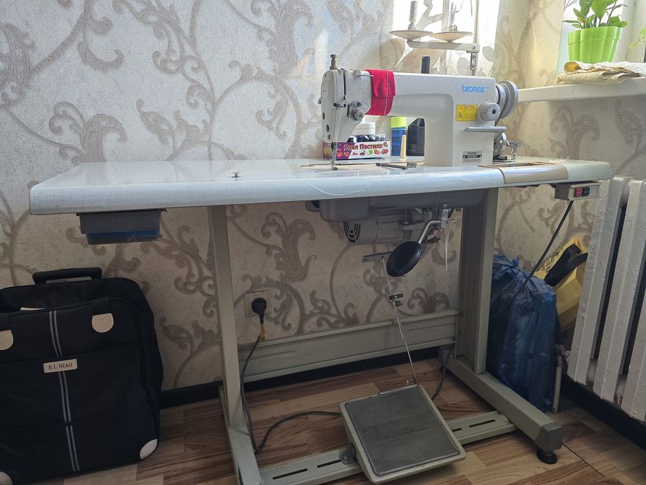 Швейная машина Bronex 8800