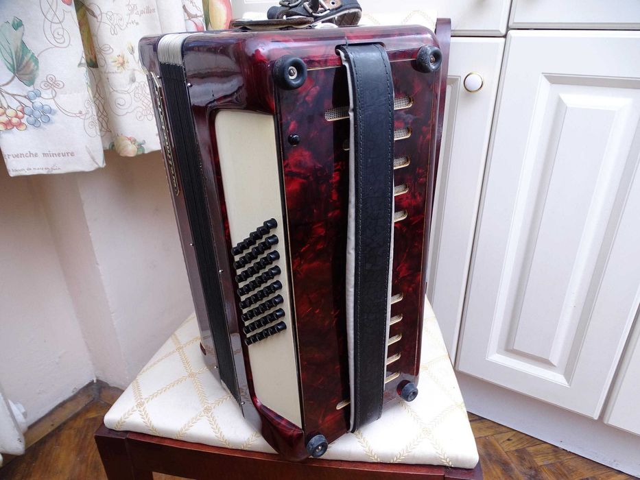 Много запазен стар акордеон Велтмайстер 48 баса