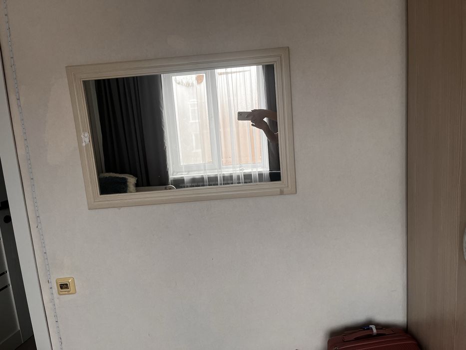 Настенное зеркало