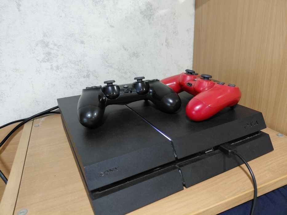 Прошитая ps 4, 1 tb + два геймпада.