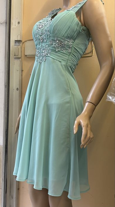 Официална рокля с ефектен гръб