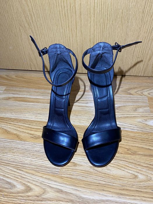 Черни сандали на ток