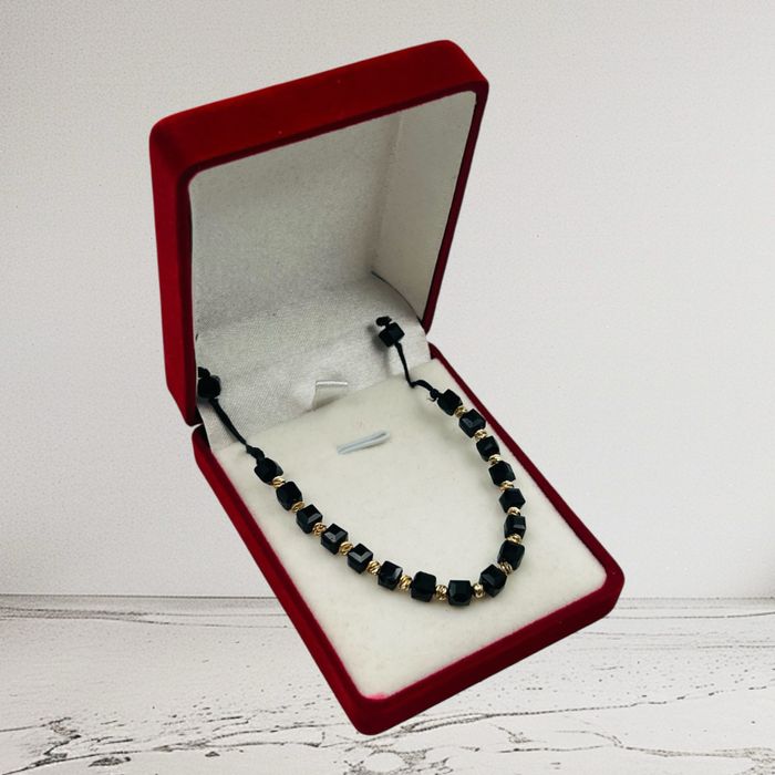 Златна гривна на конец