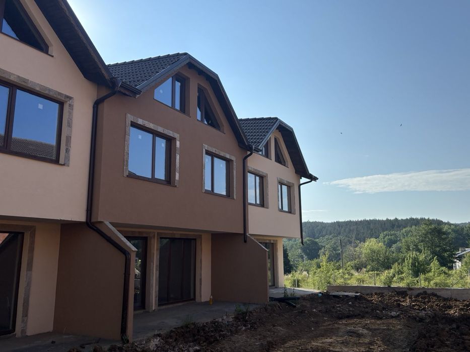 Продаваме 5 редови къщи