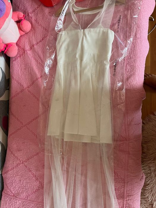 Дамска рокля в бял цвят