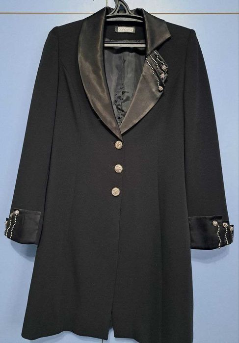 Ayollar kiyimi (ikkitalik dvoyka) sotiladi.