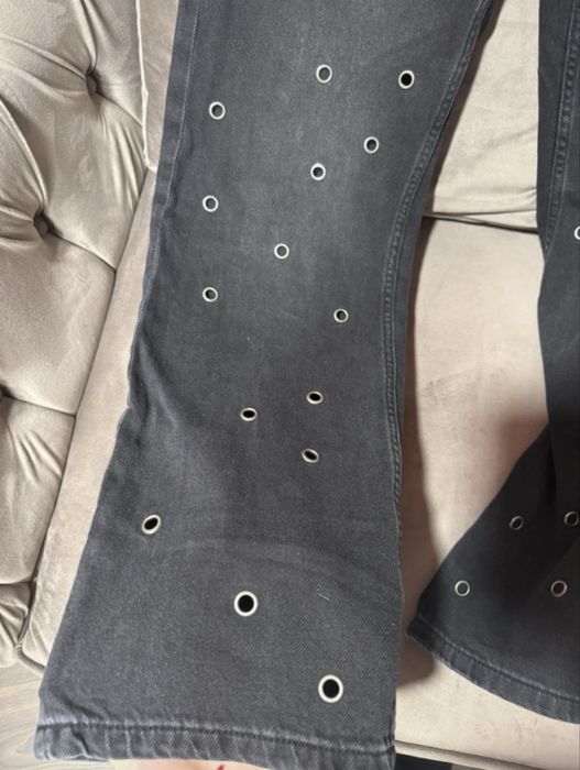 Blugi Stradivarius cu capse metalice