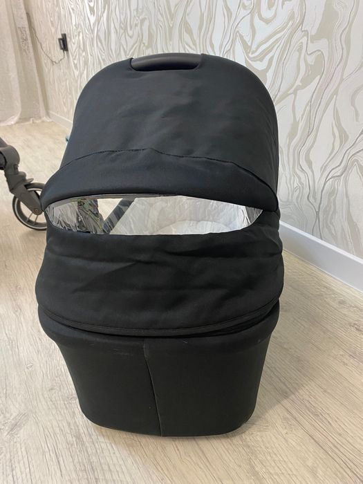Продам стильную детскую коляску 2/1