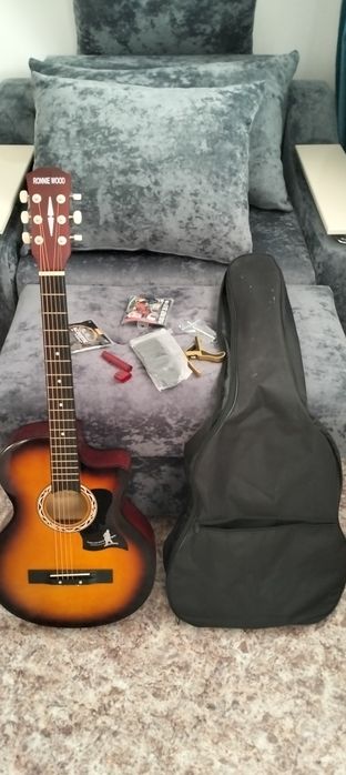 Продам гитару, комплект.