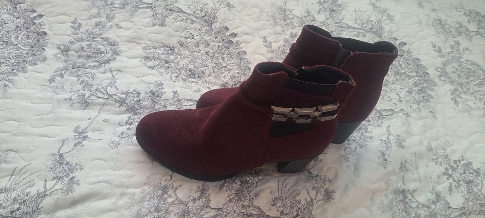 Чисто нови обувки и боти