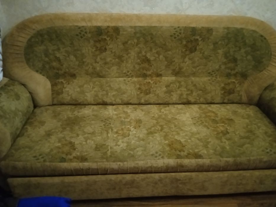 Продам диван с двумя креслами