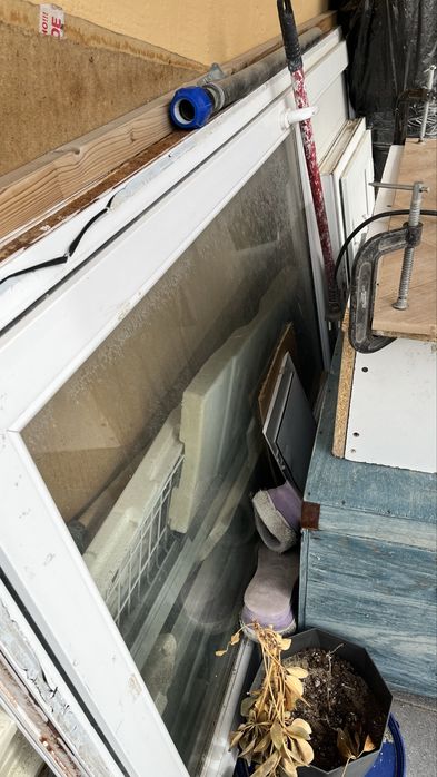 Продам пластиковую дверь