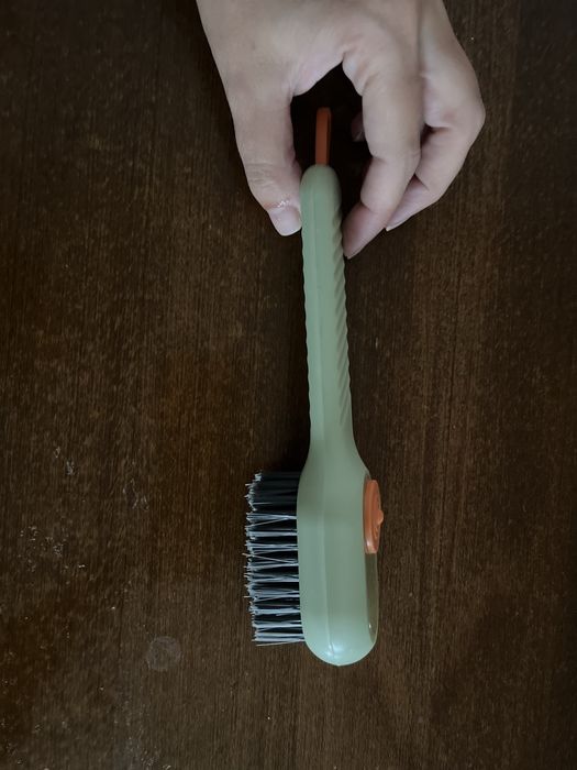 Четка с контейнер за препарат нова