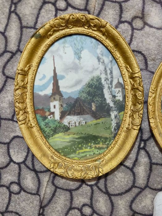 Ръчно бродирани гоблени в позлатени рамки – 2 броя (различни размери)