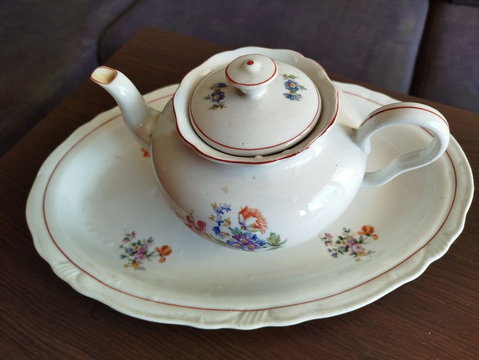 Плато, огромна чиния с чайник