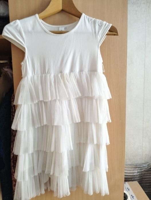 Продам нарядные платья для девочек