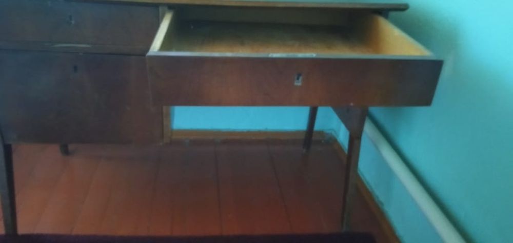 Стол для прихожей или для спальной