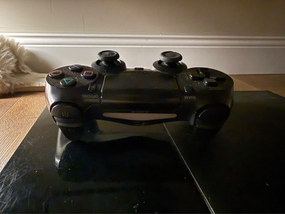Playstation 4 с контролер