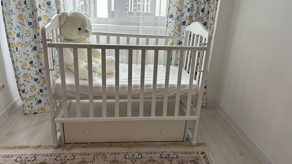 Детская кровать манеж с маятником