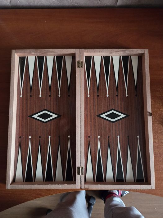 Продавам голям дървен шах