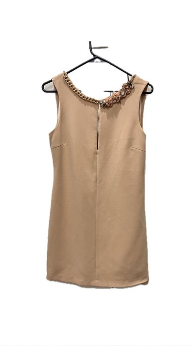 Бежевоее  платье