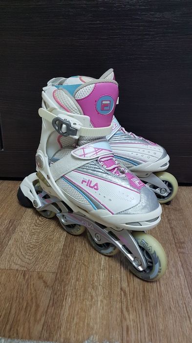 Продам девичьи роликовые коньки.