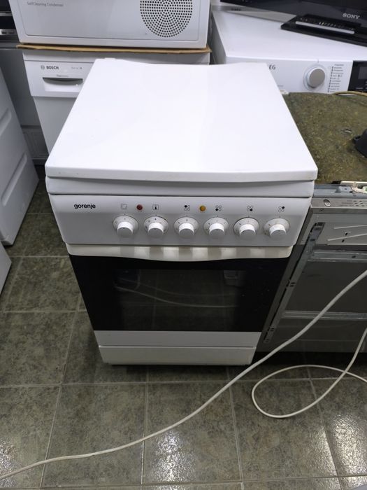 Свободностояща Печка Gorenje Е235VV с чугунени котлони.