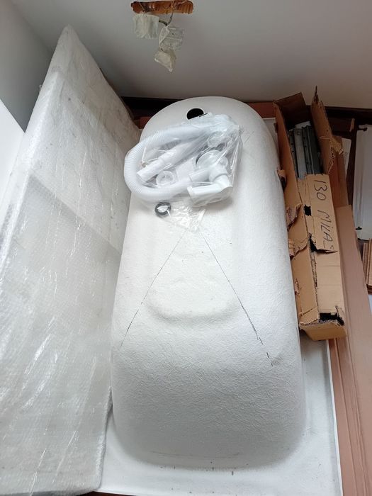 Акрилна вана 130х70 см комплект