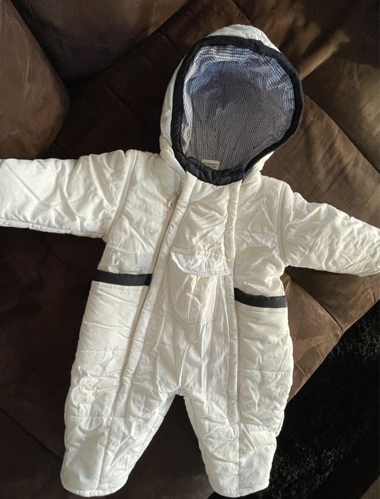 Зимен космонавт за сняг