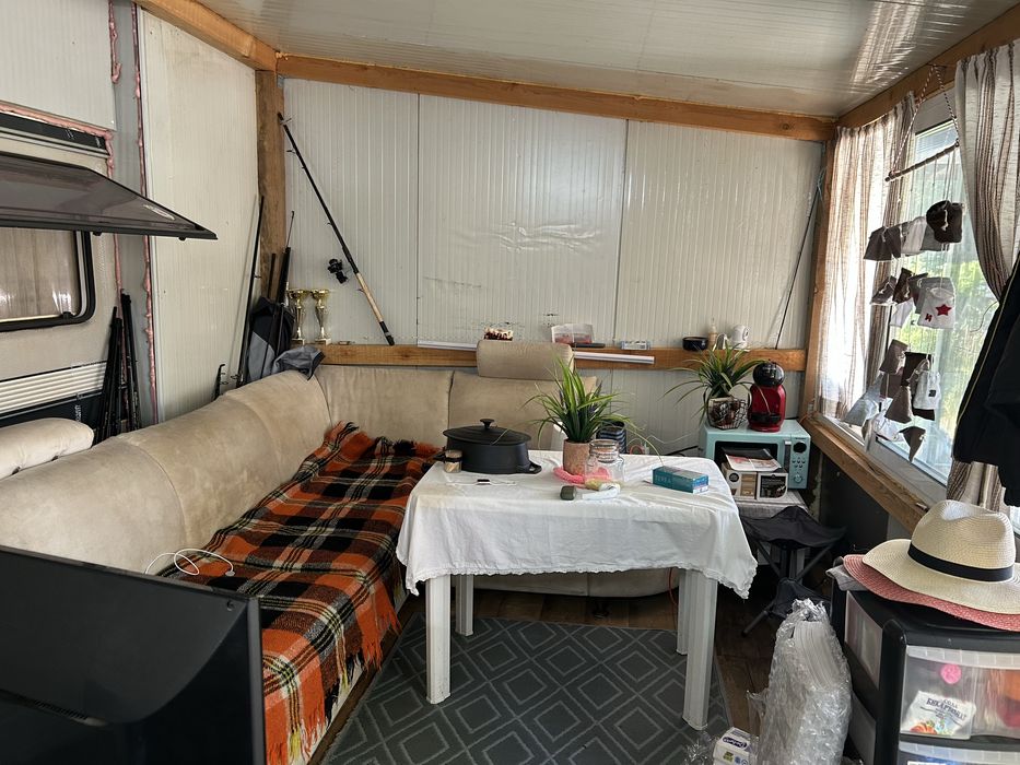 Продавам позиционирана каравана на яз. Искър