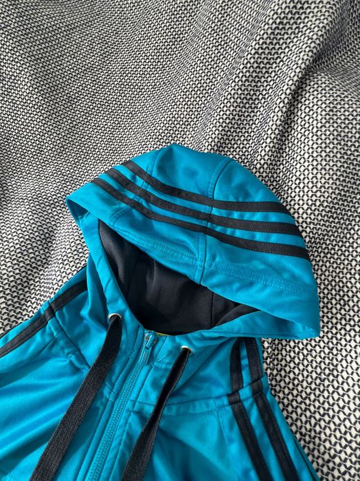 Adidas essentials ленти през качулка