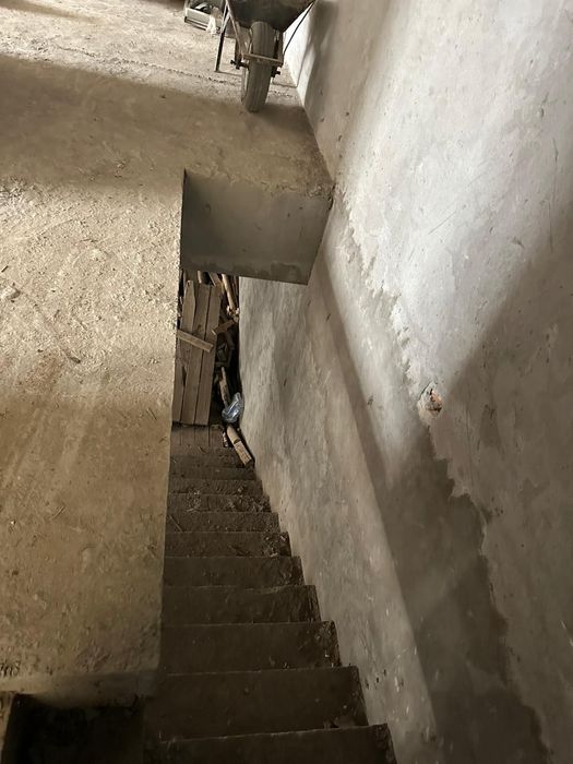 5 xonali kvartira sotiladi