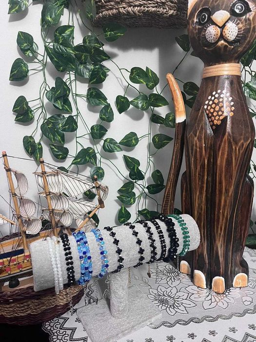 Гривни от маниста