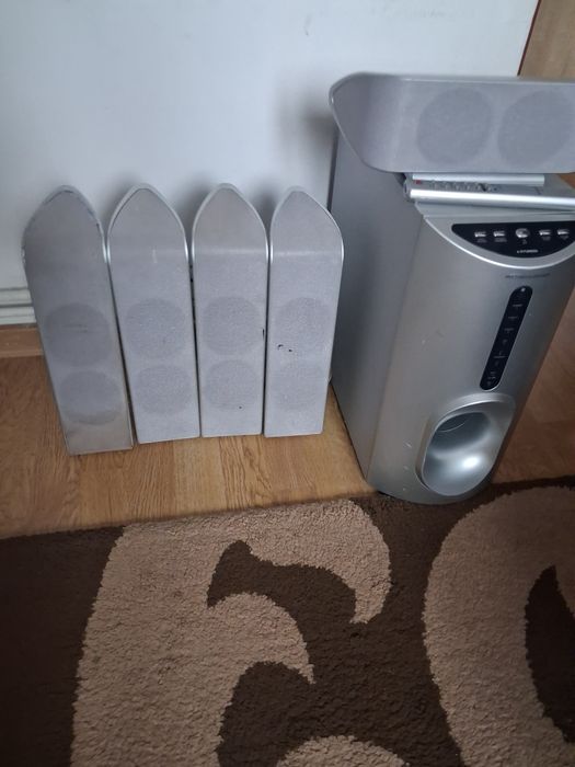 Subufar cu boxe și telecomanda.