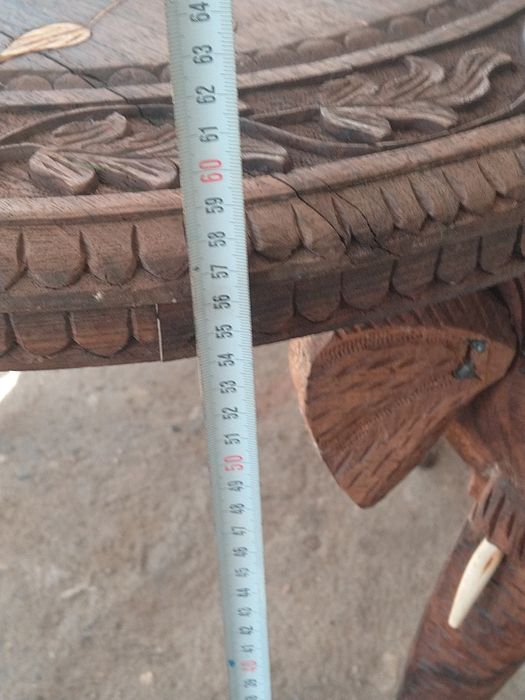 Продавам старинна дървена масичка ръчна дърворезба